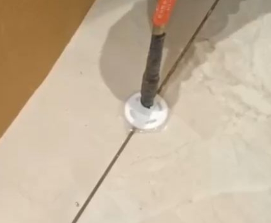 安次瓷砖空鼓维修公司专业解答瓷砖在铺贴过程中，如果没有涂抹均匀到位的粘结材料（如水泥砂浆或瓷砖胶），可能会导致以下问题