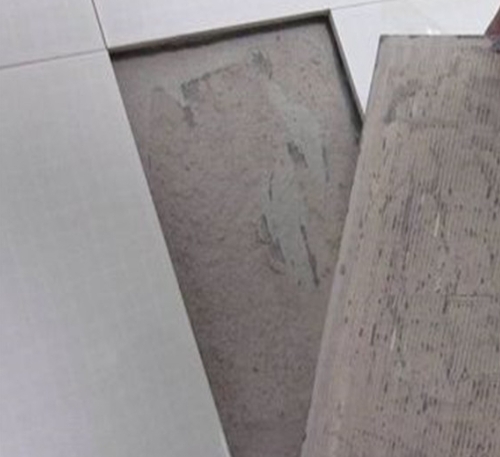 安次瓷砖空鼓维修公司分享瓷砖铺贴时如果打浆（即涂抹在瓷砖背面和基层上的砂浆或瓷砖胶）过少，会带来以下问题